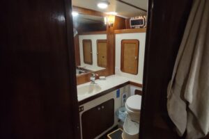 Aft Bath, starboard side