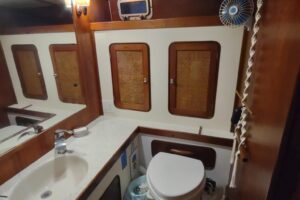 Aft Bath, starboard side