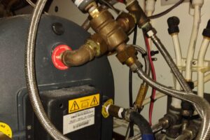 Water heater with thermostatic valve